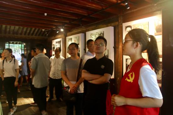 ”追寻革命印迹，情系红色鄞州“h图书馆
寻迹小分队-故居讲解
